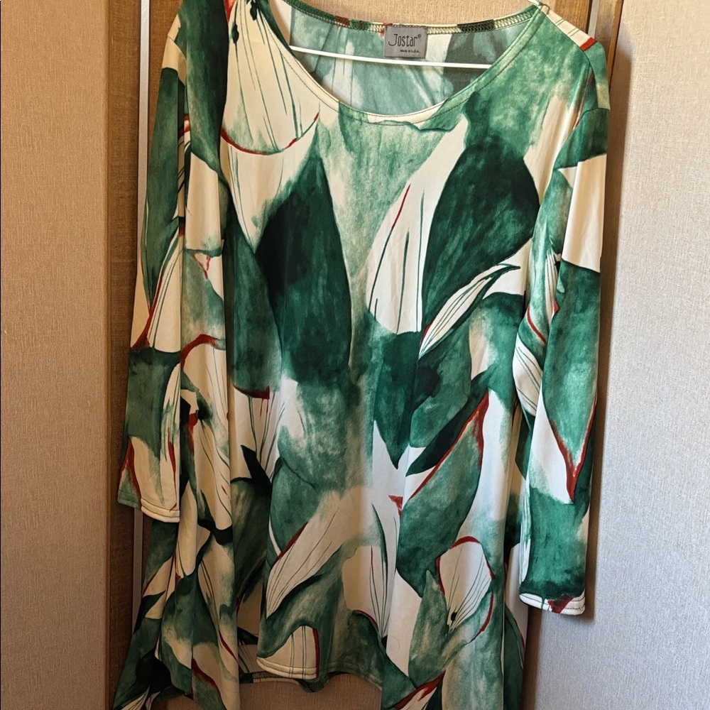 FINAL MARKDOWN Jostar Women's Green Leaf Print Top Large 

FAR0227
